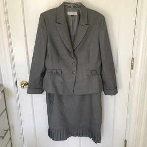 TAHARI Size 14 Skirt Suit Set with Bows